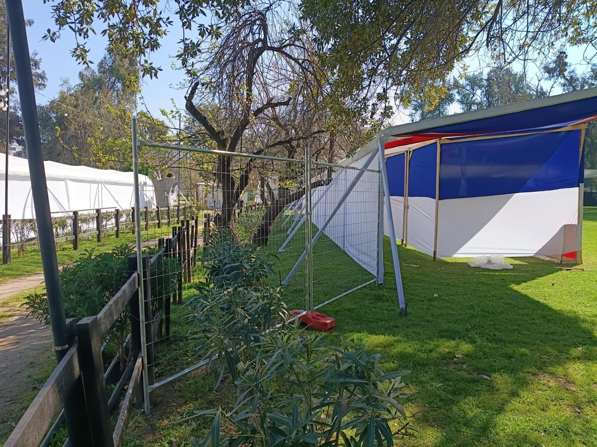 Reja instalada junto a una carpa