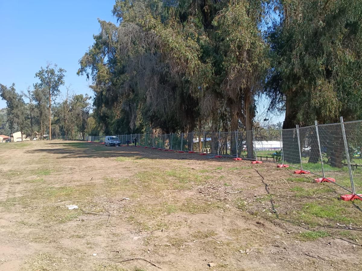 Cierre perimetral extenso a lo largo de un recinto