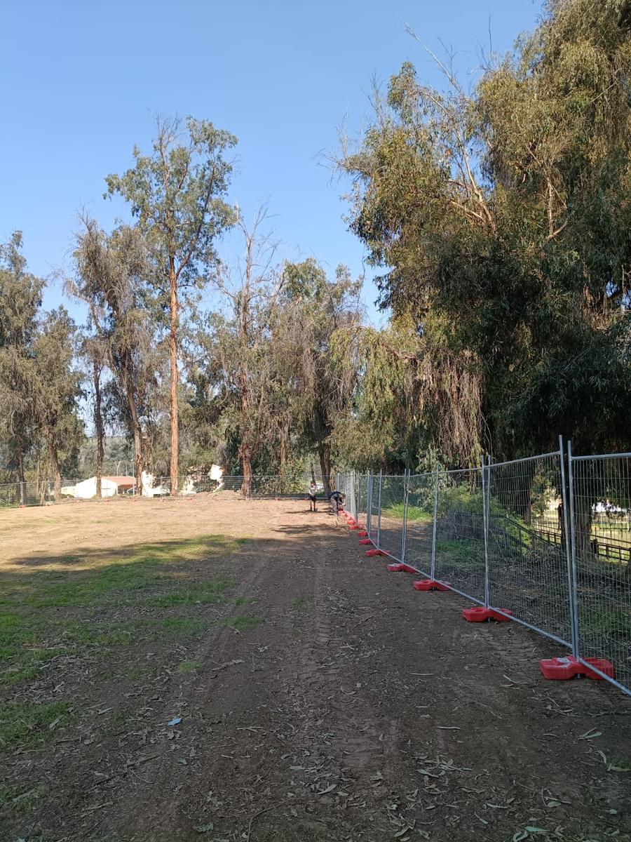 Línea de cierre perimetral con bases de anclaje