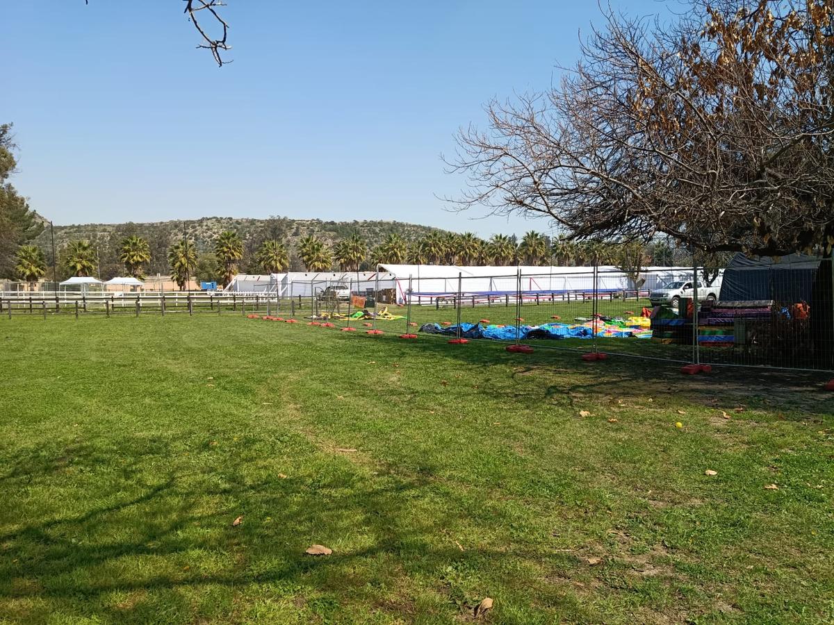 Cierre perimetral de un recinto con carpas