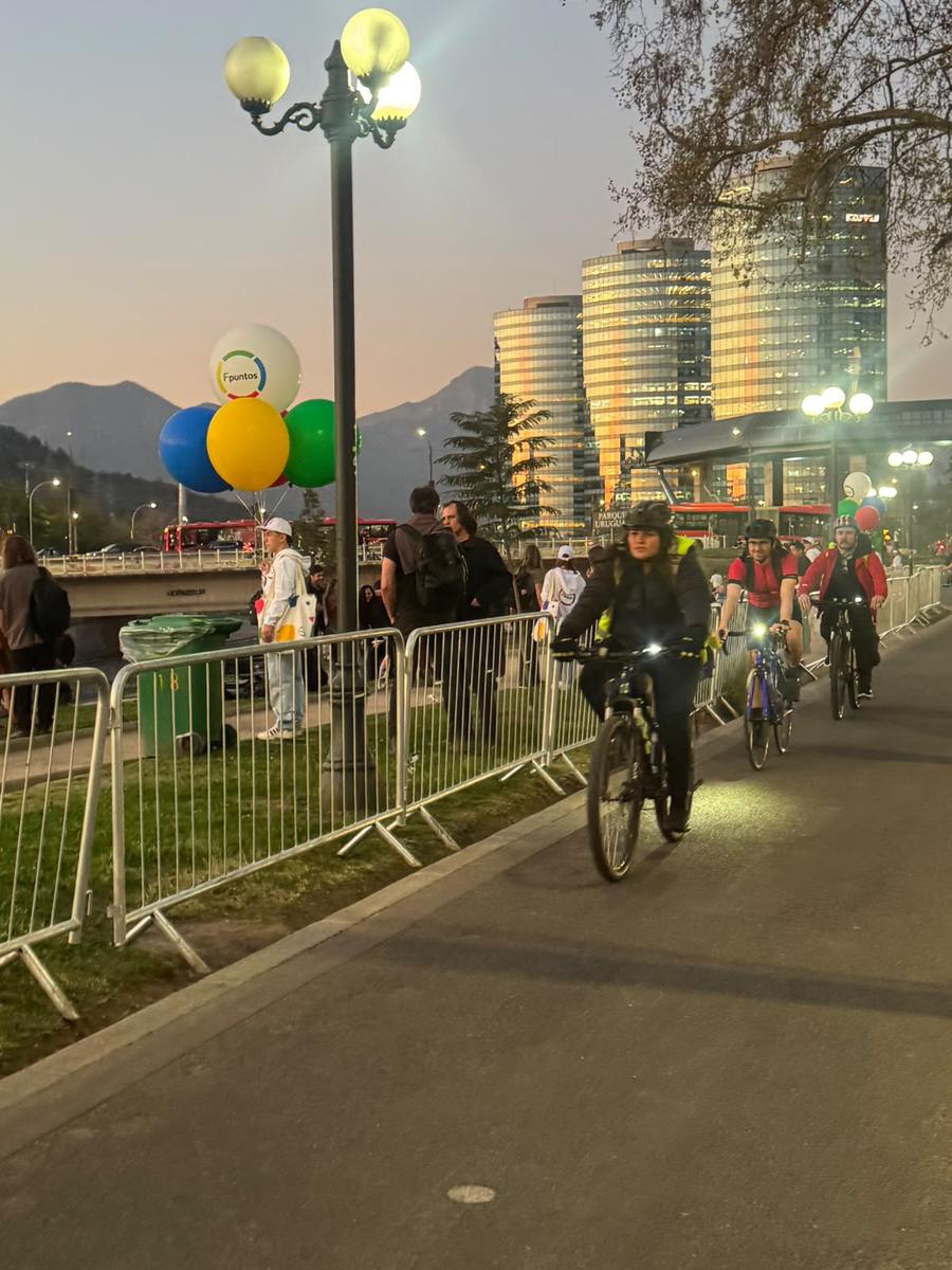 Vallas de control de público instaladas en una ciclovía durante un evento nocturno