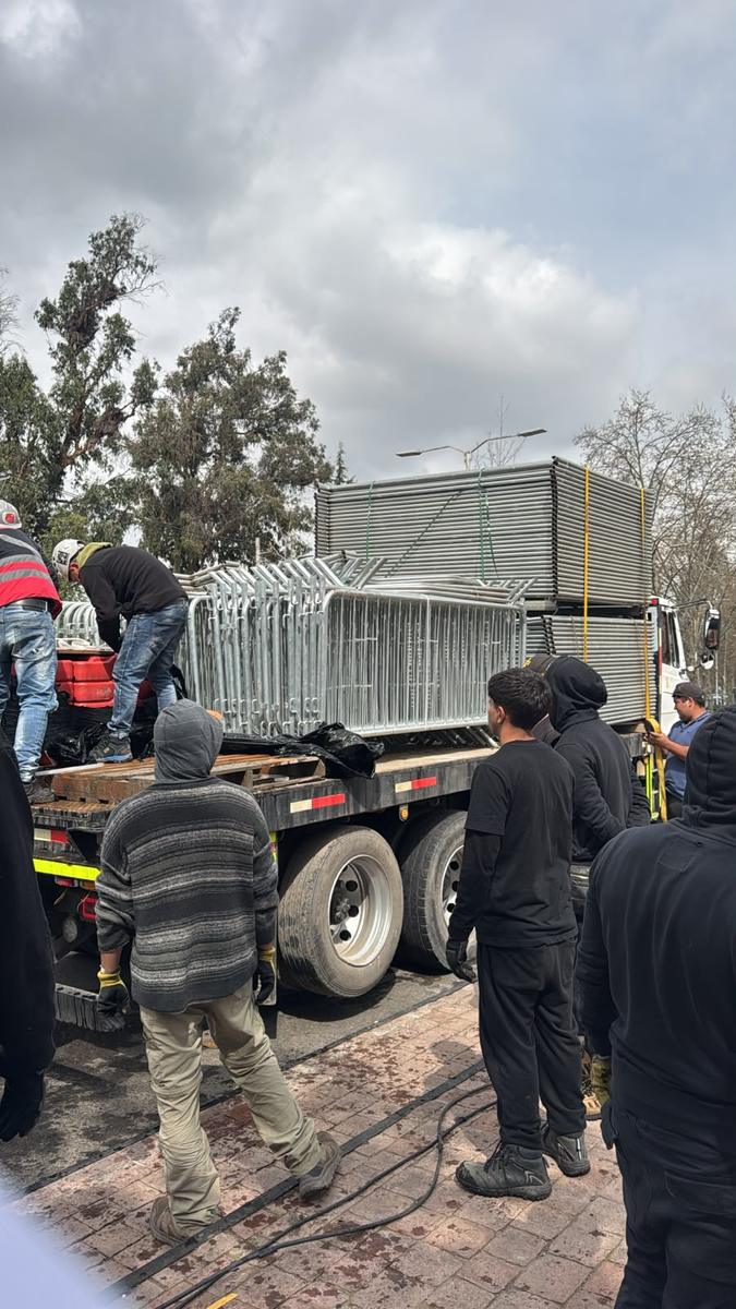 Equipo descargando vallas desde un camión