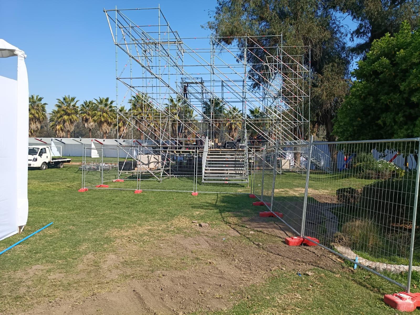 Escenario en estructura modular rodeado de cierre perimetral