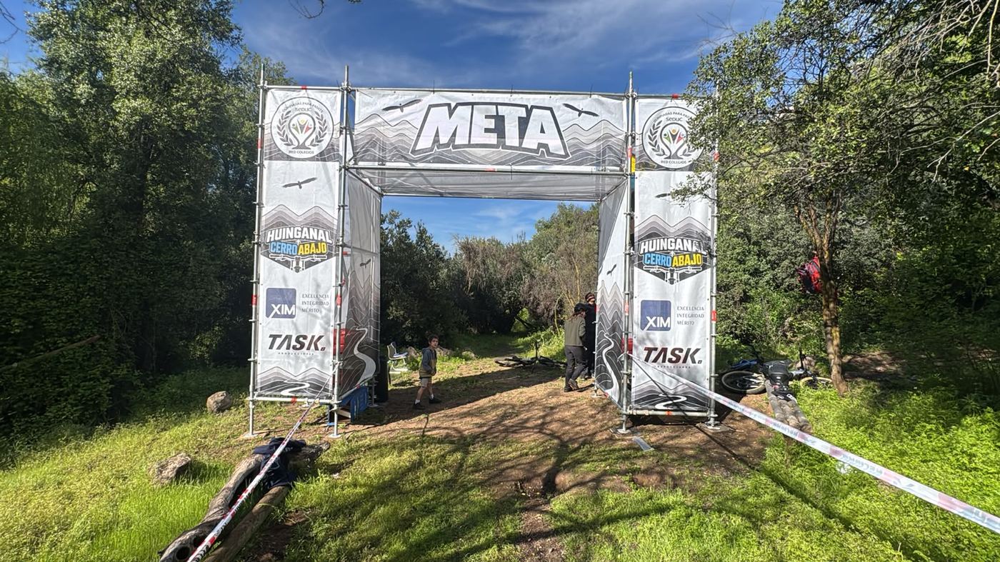 Arco de meta montado con estructura modular
